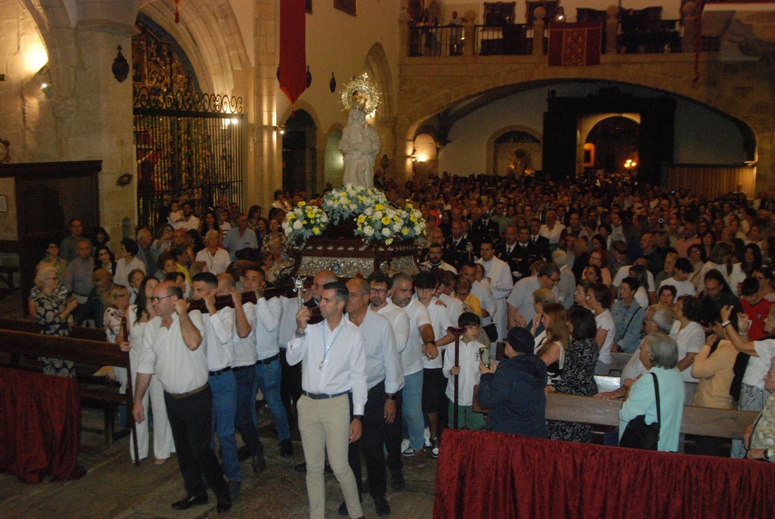 La Patrona llega a la iglesia de San Martín