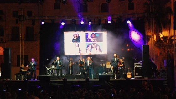 Cantores de Híspalis en la plaza Mayor, este viernes.