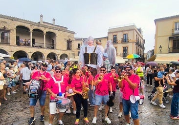 Los gigantes y cabezudos en la plaza Mayor con la charanga La Crisi
