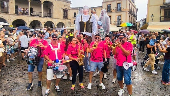 Los gigantes y cabezudos en la plaza Mayor con la charanga La Crisi