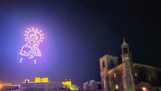 220 drones dibujan a la Virgen de la Victoria en el cielo