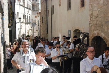 Subida en procesión de la Patrona desde la iglesia de San Martín hasta el castillo.
