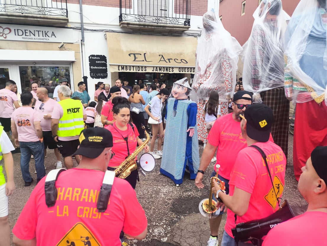 Los gigantes y cabezudos por las calles de la ciudad