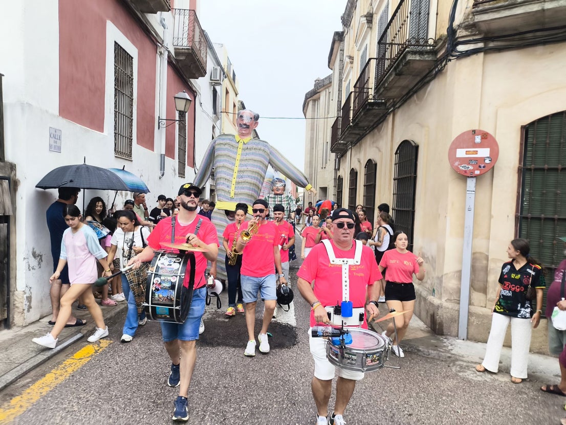 Los gigantes y cabezudos por las calles de la ciudad