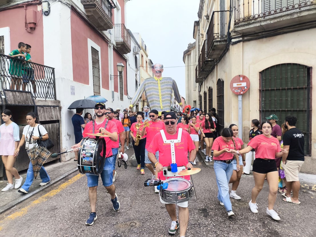 Los gigantes y cabezudos por las calles de la ciudad
