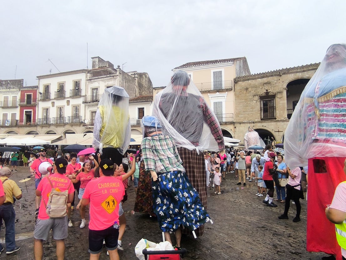 Los gigantes y cabezudos por las calles de la ciudad