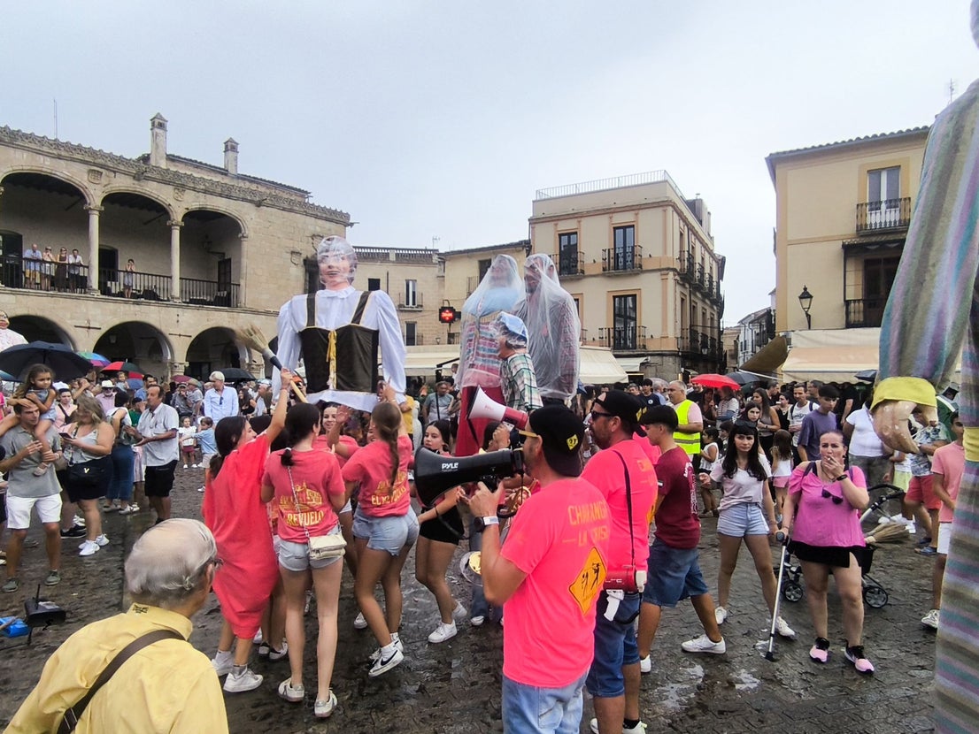 Los gigantes y cabezudos por las calles de la ciudad