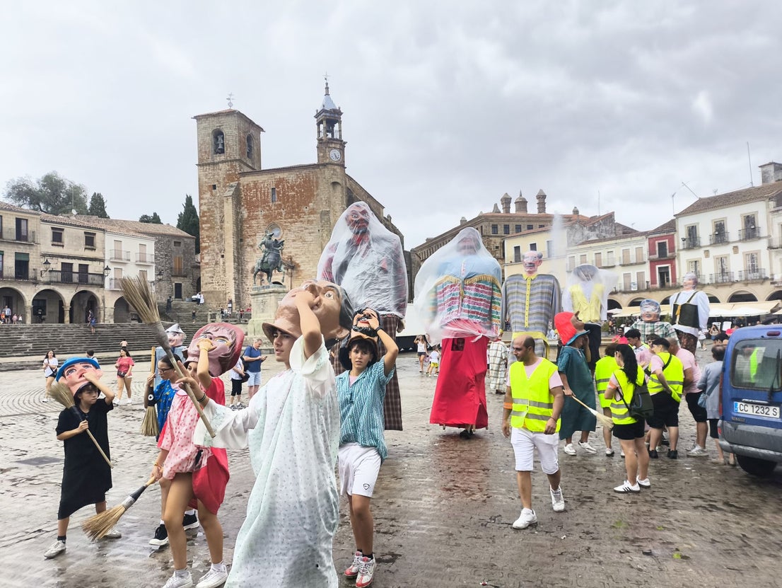 Los gigantes y cabezudos por las calles de la ciudad