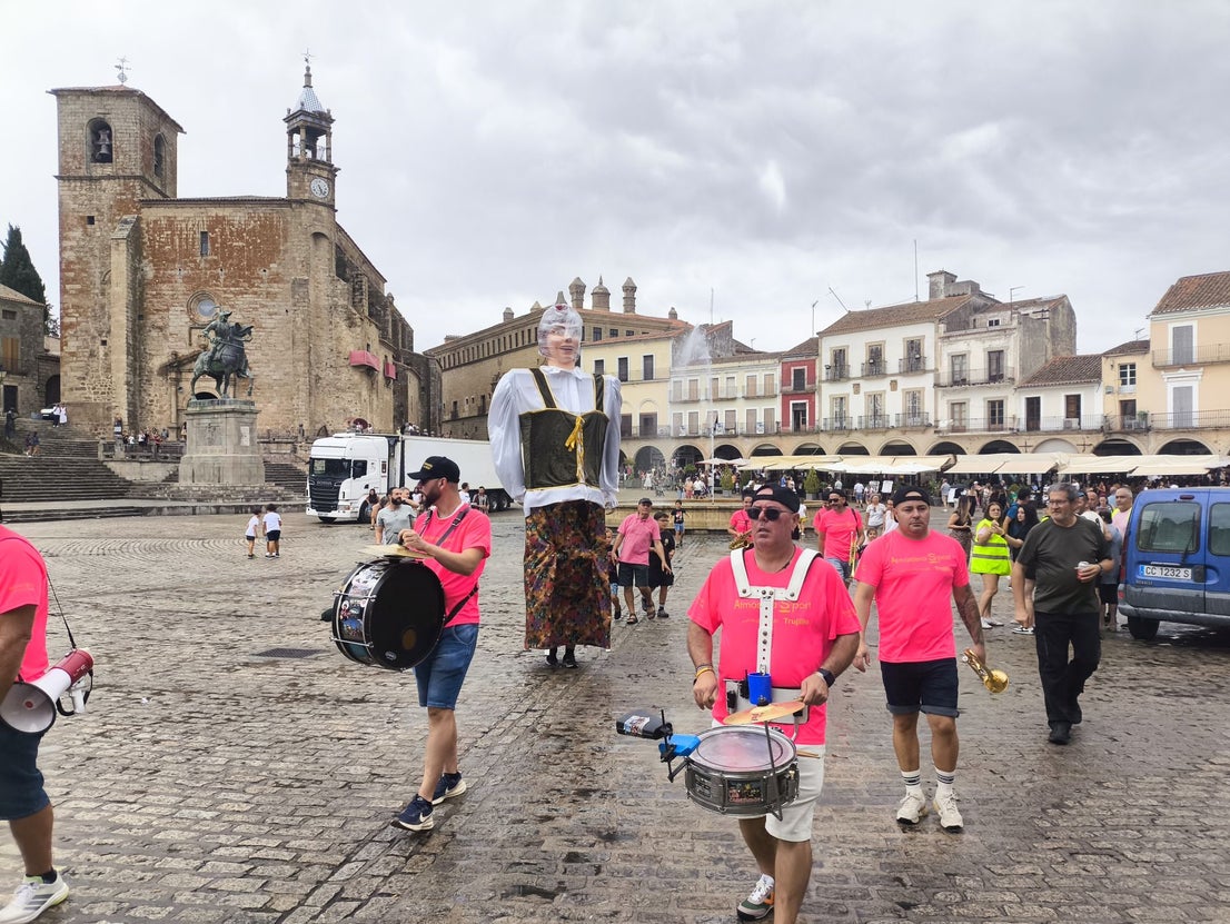 Los gigantes y cabezudos por las calles de la ciudad