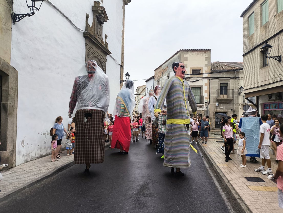 Los gigantes y cabezudos por las calles de la ciudad