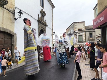 Los gigantes y cabezudos por las calles de la ciudad.