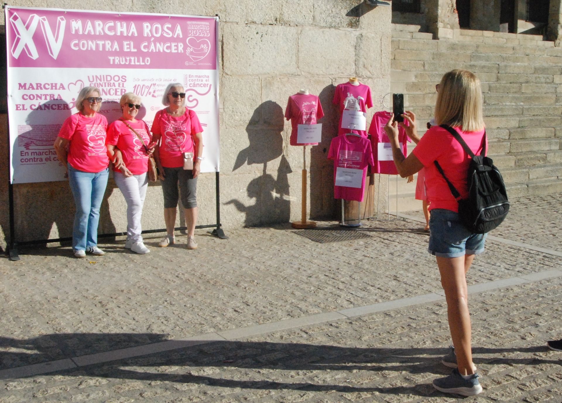 Imagen principal - La Marcha contra el Cáncer consigue 2.135 apoyos