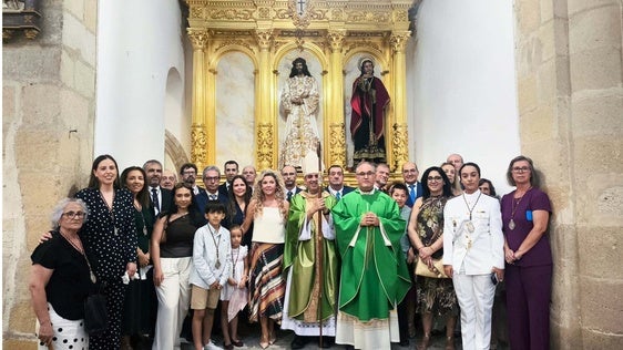 El retablo junto a integrantes de la cofradía y autoridades