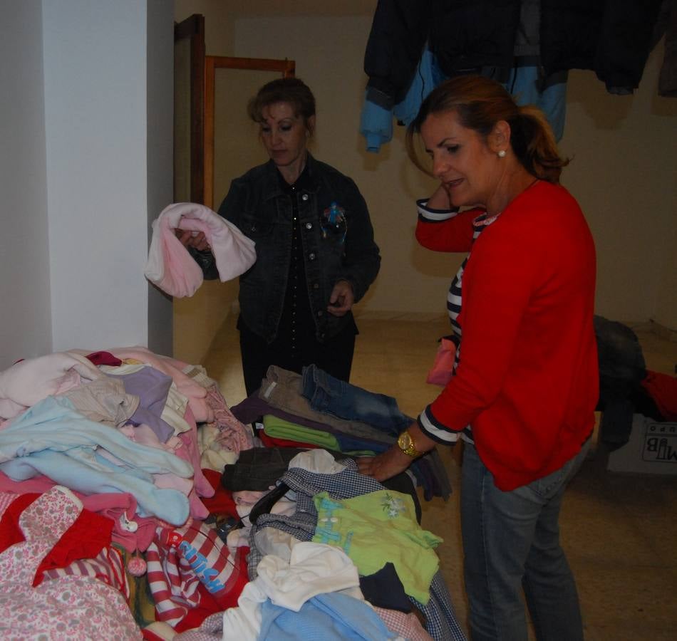 Angelines Alvarado, al fondo, en uno de los proyectos de la entidad. 