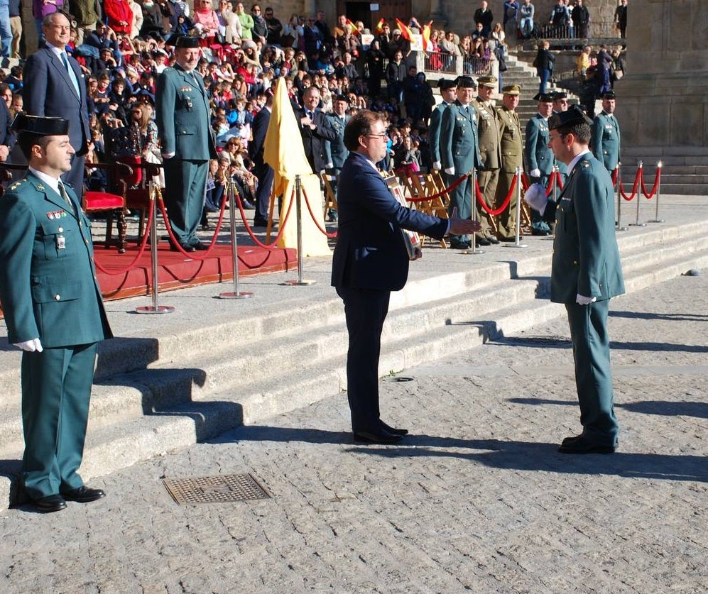 Momento de entrega de la medalla de la ciudad 