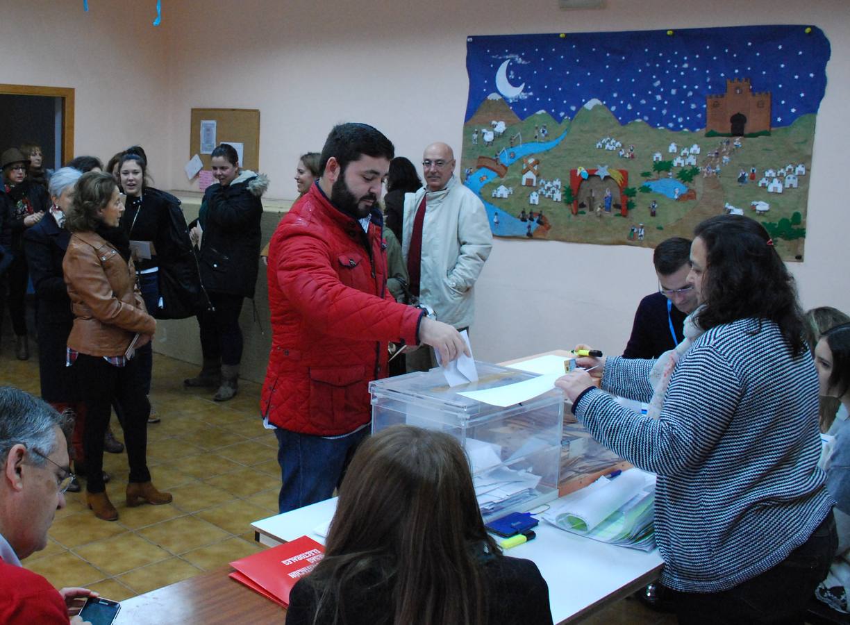 Un ciudadano ejerce su derecho al voto 