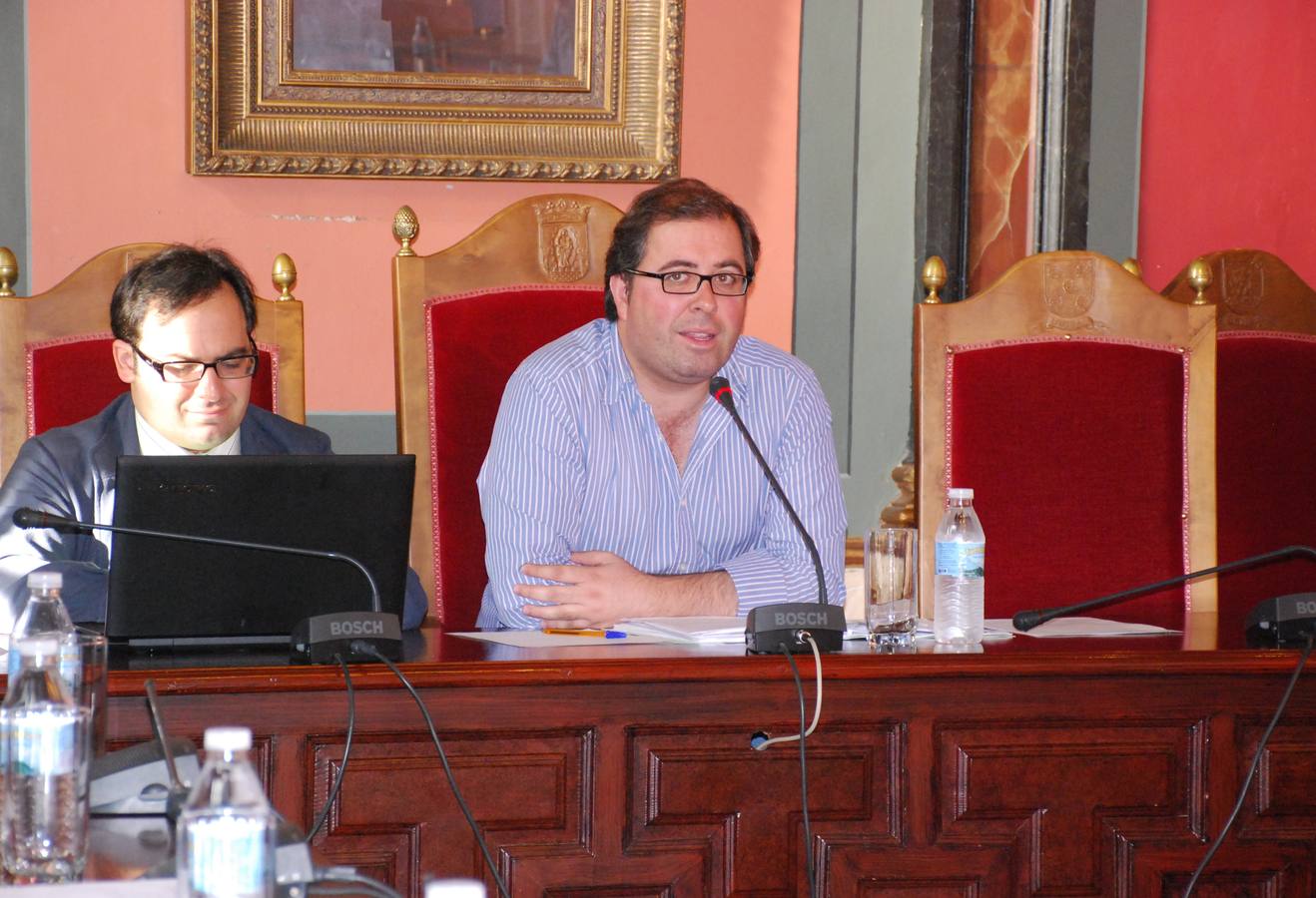 El alcalde, Alberto Casero, junto al secretario del Ayuntamiento 