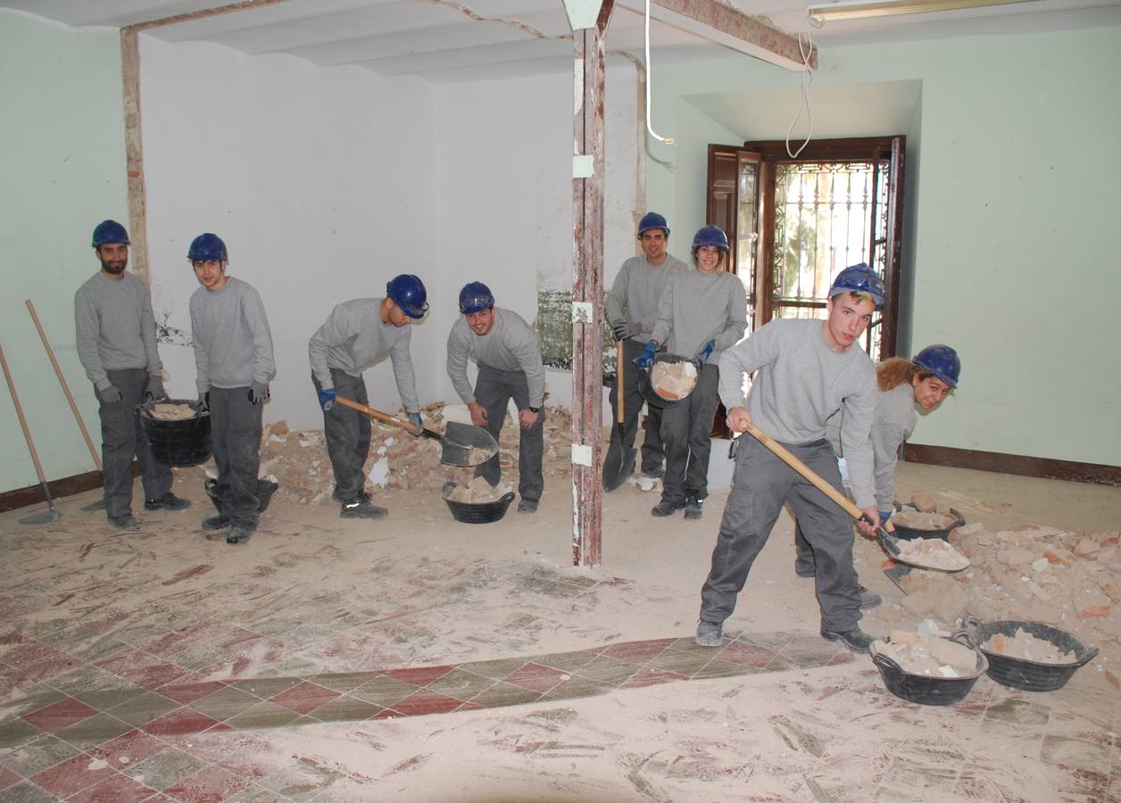 Participantes en el programa formativo en la modalidad de restauración del patrimonio con las obras del Ayuntamiento 