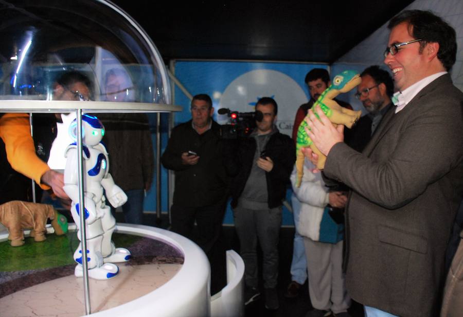 Autoridades en la muestra con diversos elementos 