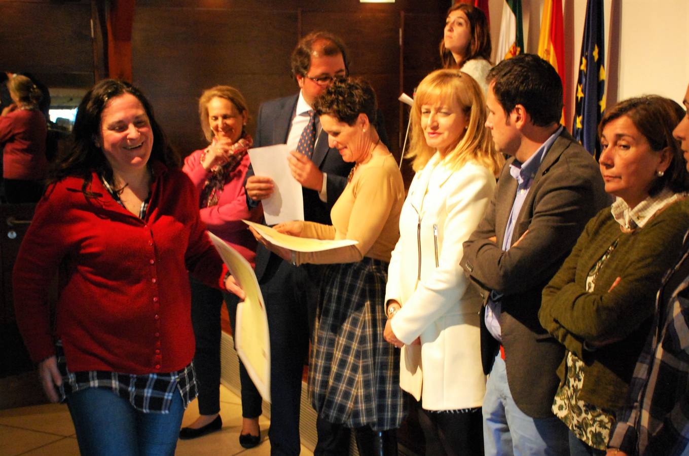 Una de las vecinas en la recogida de las acreditaciones 