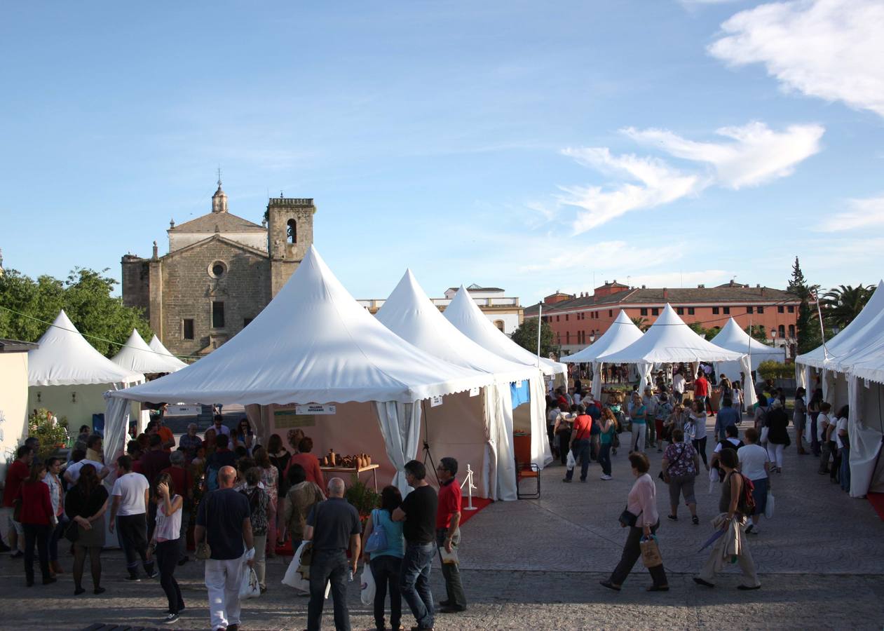 La exposición de de artesanía en el paseo Ruiz de Mendoza. Feval