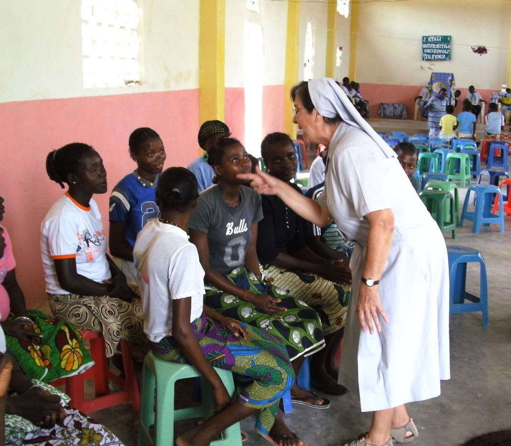 La hermanda Auxiliadora hace unos años en Angola 