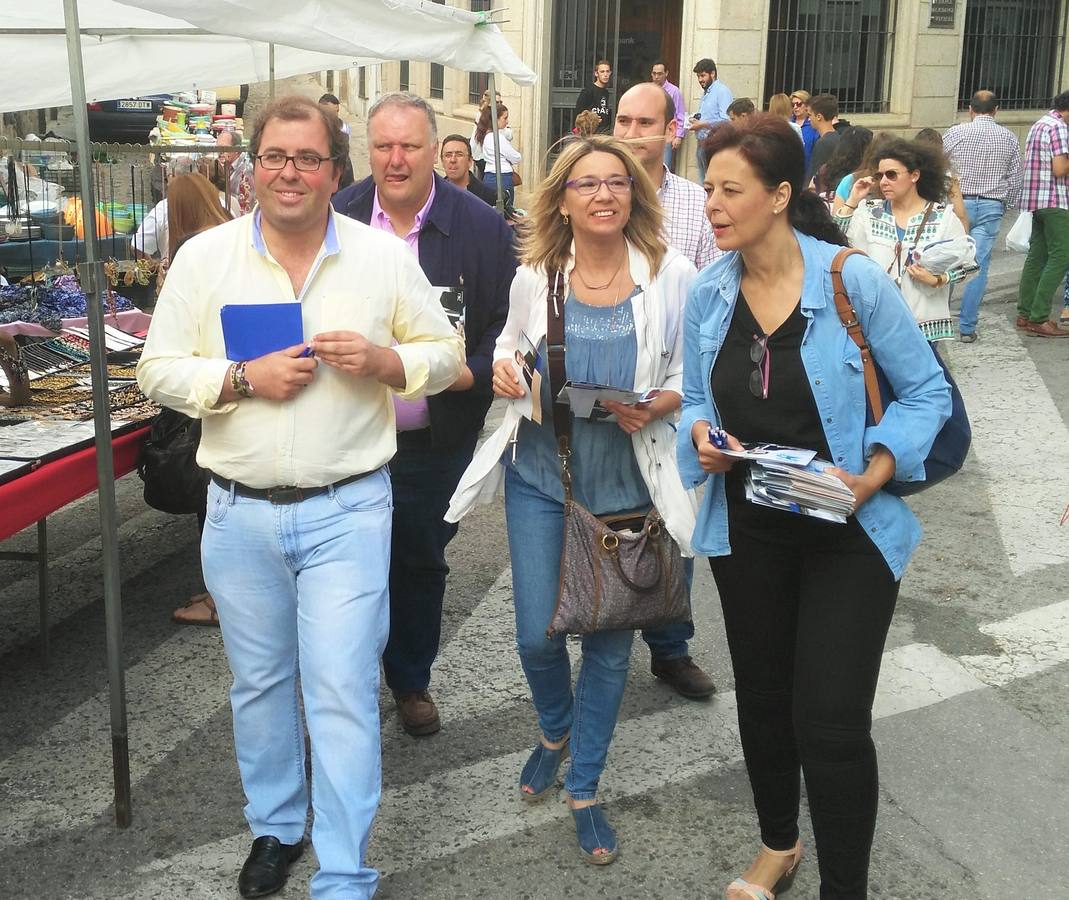 Dirigentes del PP en el mercadillo de Trujillo 