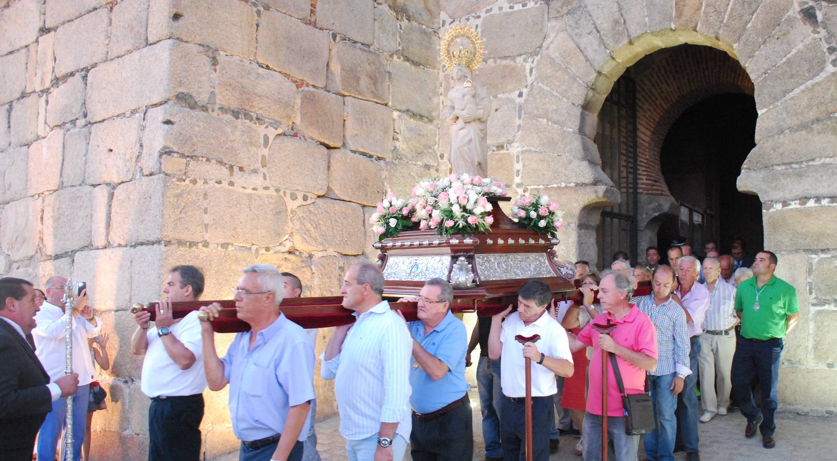 La patrona, en su salida del castillo 