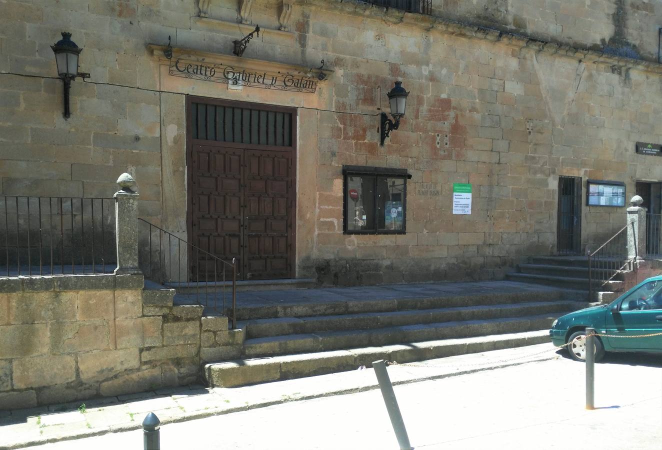 La entrada del teatro Gabriel y Galán 