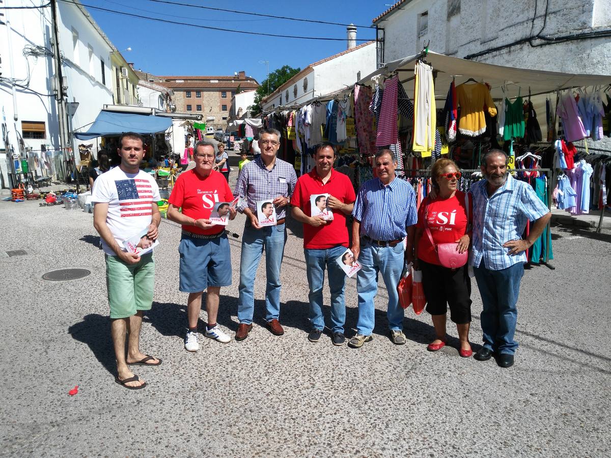 César Ramos, junto a representantes de la agrupación socialista del Trujillo 