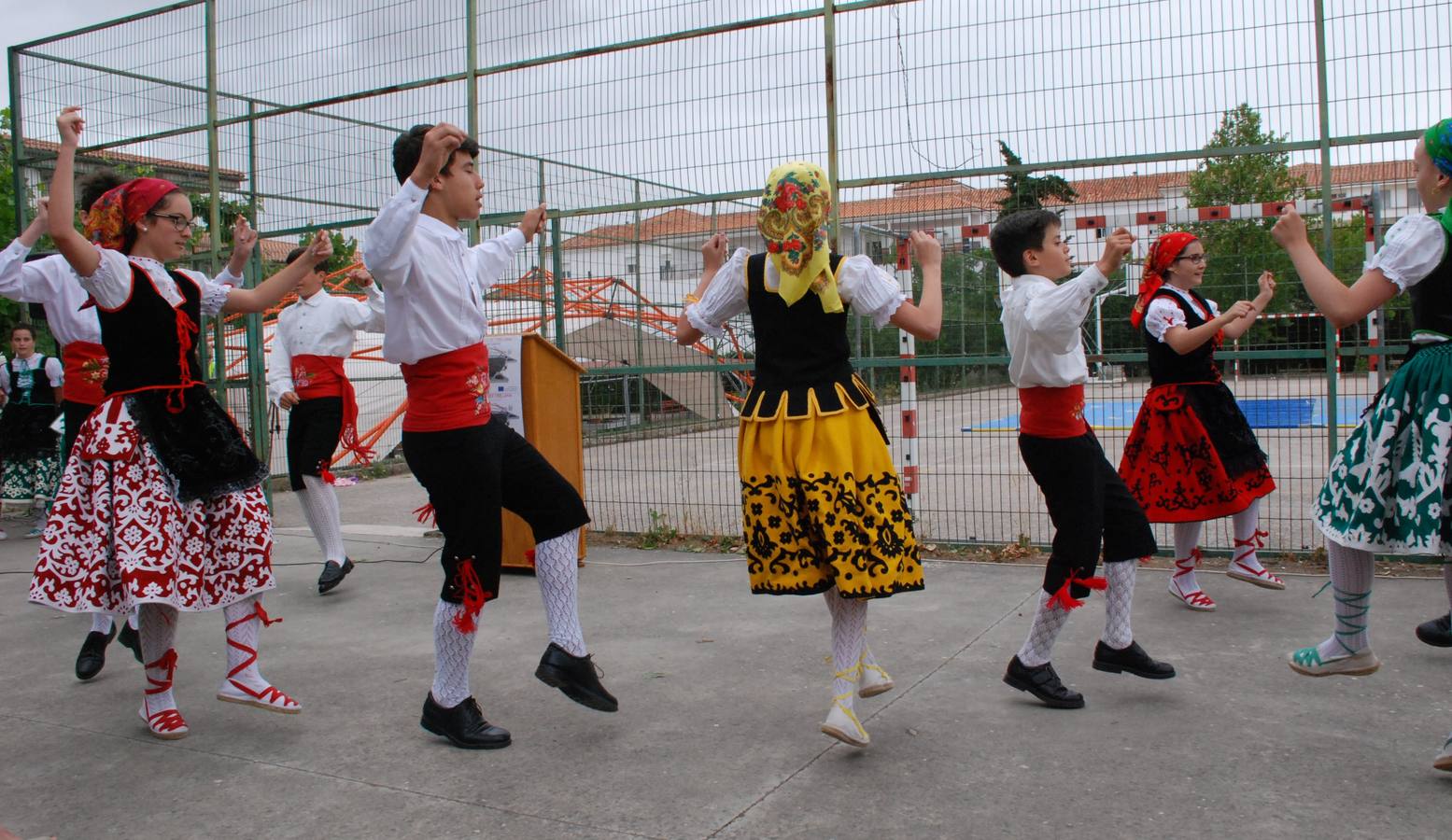 Integrantes de uno de los grpos infantiles de los  Coros y Danzas Virgen del Rosario 