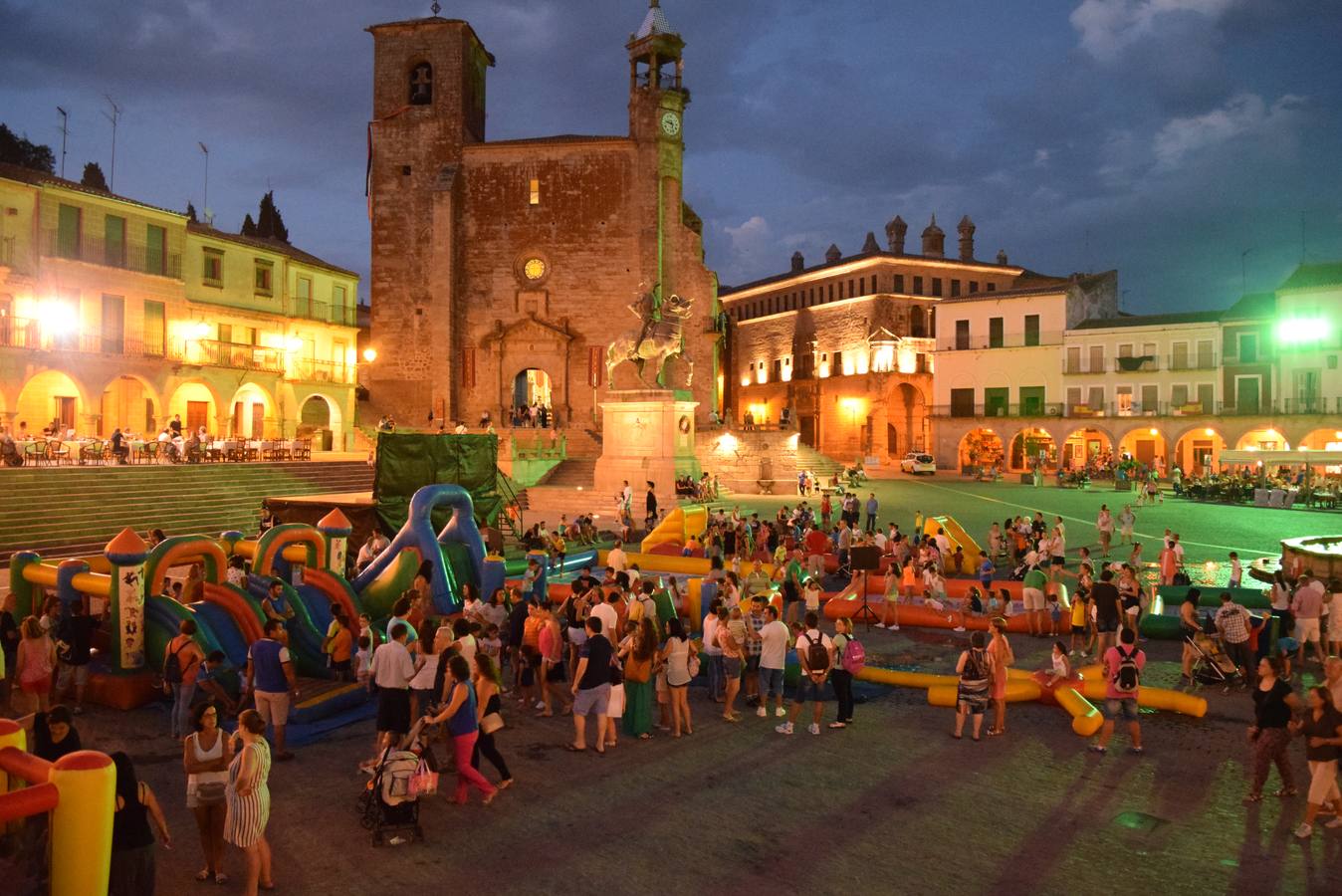 Hinchables en la plaza Mayor, ayer 