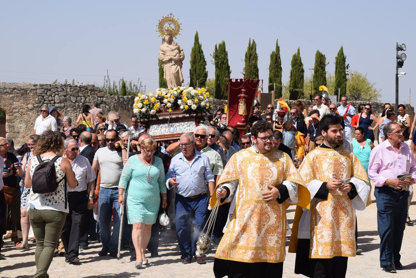 La imagen de la Patrona ya en la explanada del castillo 