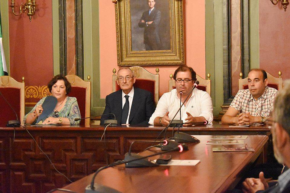 Autoridades junto al ponente. 