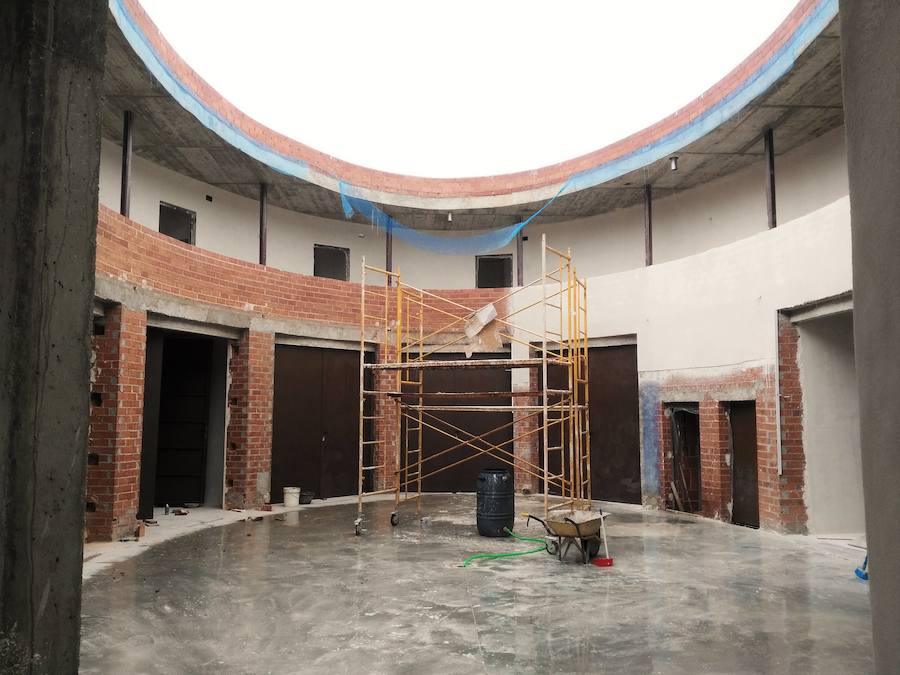 El edificio, en su interior, en la zona de patio 