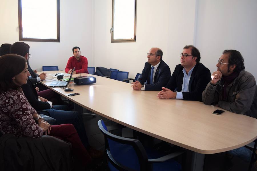 Responsables de ambas instituciones en una reunión. 