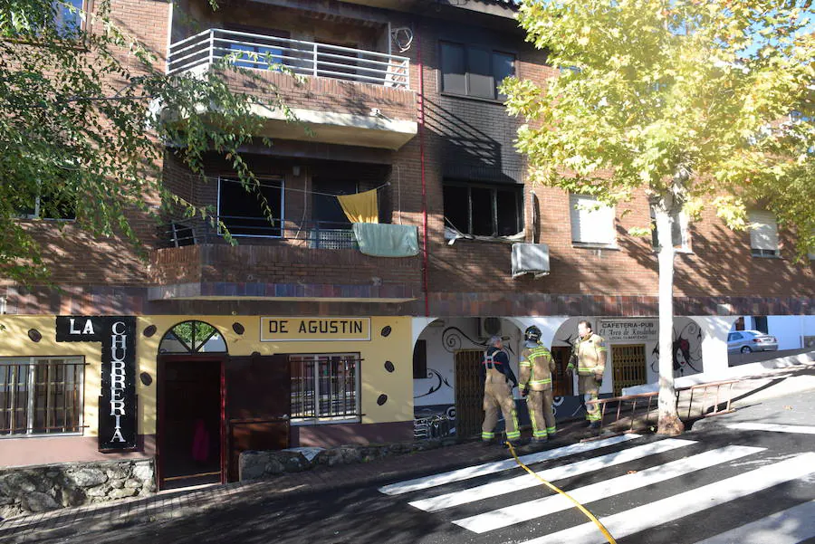 Bomberos en el incendio de Madroñera el pasado miércoles  