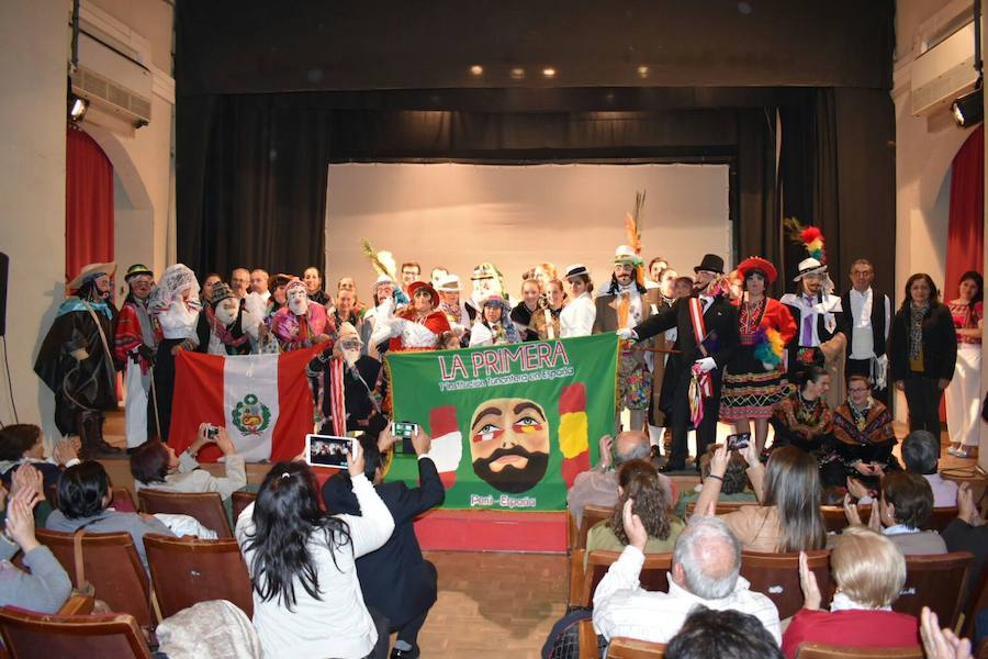 Representantes de la Tunantada, en el teatro Gabriel y Galán 