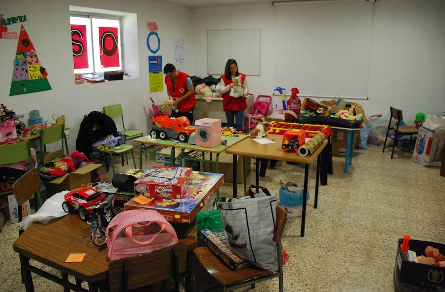 Voluntarios de Cruz Roja con la clasificación de juguetes 