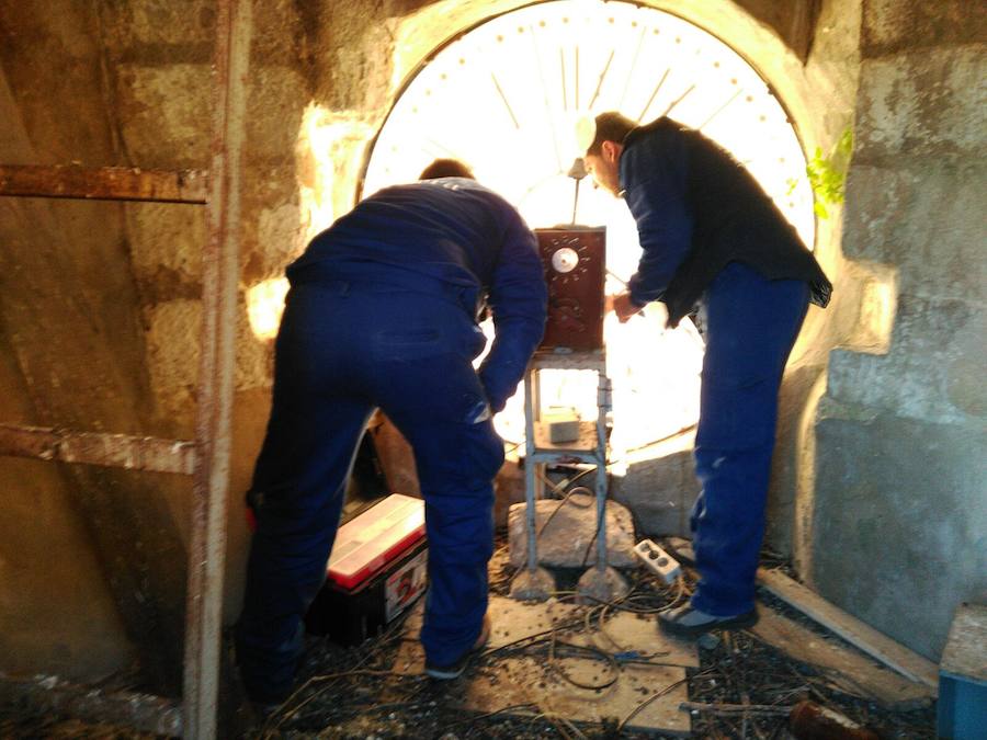 Operarios en el arreglo del reloj de la iglesia de San Martín 