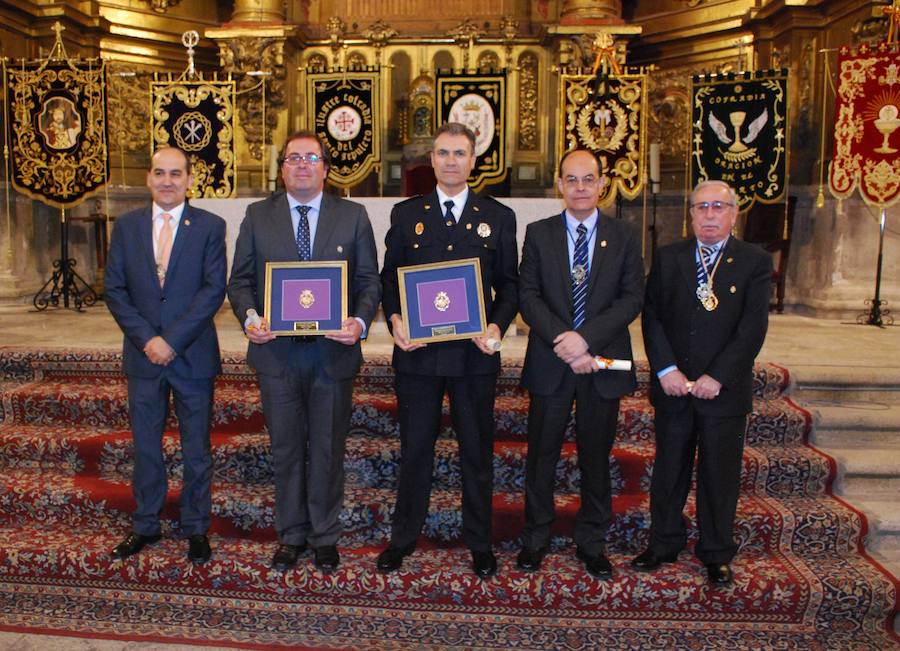Homenajeados junto al presidente de la Junta de Cofradí