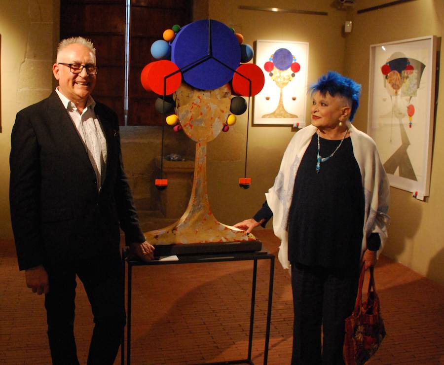 Miguel Sasón, con Lucía Bosé, en la exposición 