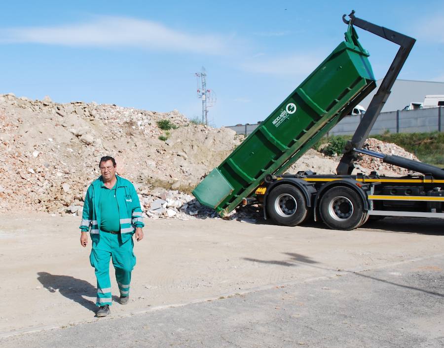 Isidro Murillo en la planta de reciclaje. 