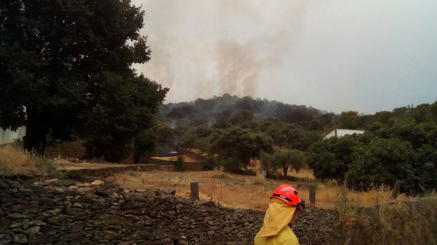 Un incendio se queda cerca de unas casas de campo en el pago de San Clemente