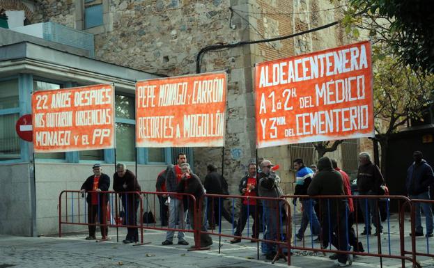 Los vecinos de Aldeacentenera llevaron su protesta en 2013 por el cierre del PAC a Mérida.