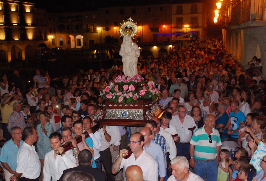 Cientos de personas acompañan a la Patrona a su llegada a San Martín