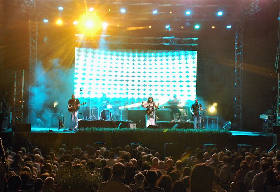 Brasero y Rosana salen ovacionados del castillo ante numeroso público