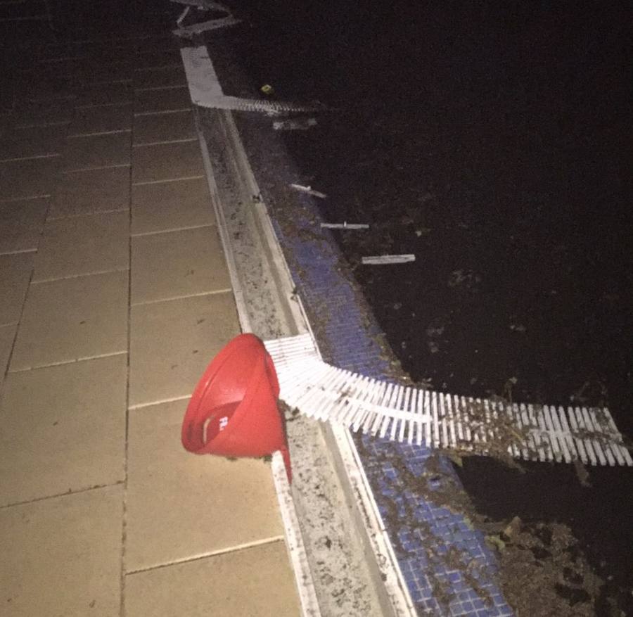 Una de la zona de la piscina de deteriorada el pasado lunes 