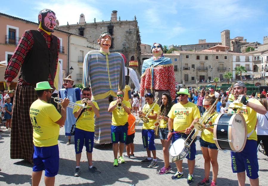 Los vecinos se echan a la calle en uno de los días grandes de las fiestas