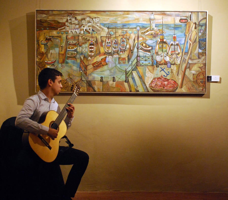 El jóven músico junto a una de las obras de Guillermo Silveira 